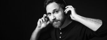 Pablo-Rabelo-con-audifonos-JPEG-optimizada